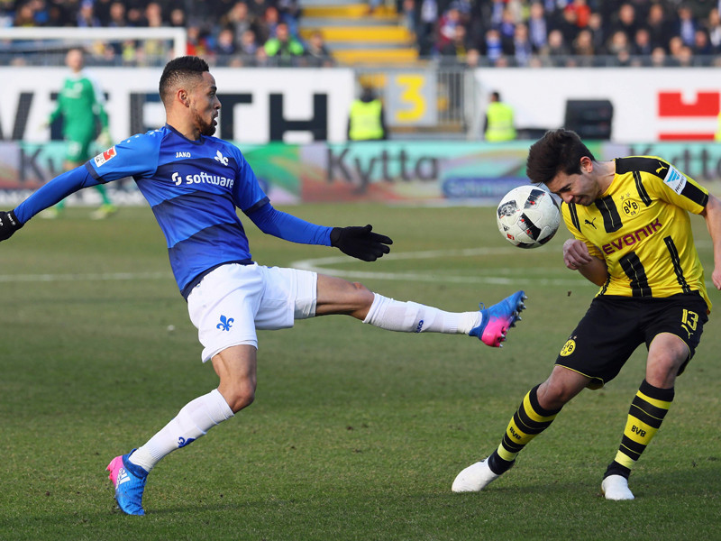 Augen zu und durch: Dortmunds Raphael Guerreiro gegen Darmstadts Sidney Sam. 