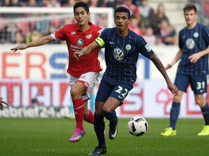 Wolfsburgs Luiz Gustavo schirmt den Ball gegen den Mainzer Yoshinori Muto ab. 