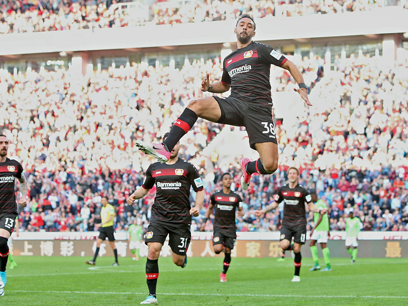 Luftsprung: Karim Bellarabi hat soeben das 1:0 f&#252;r Leverkusen erzielt.
