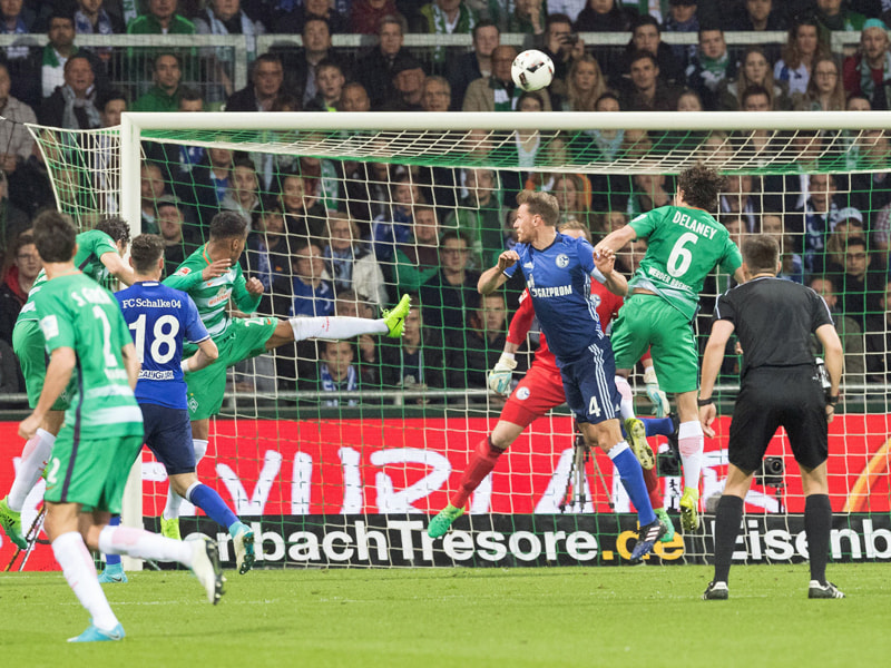 Bremens Gebre Selassie (4.v.l.) trifft per Kopf zur F&#252;hrung gegen Schalke.