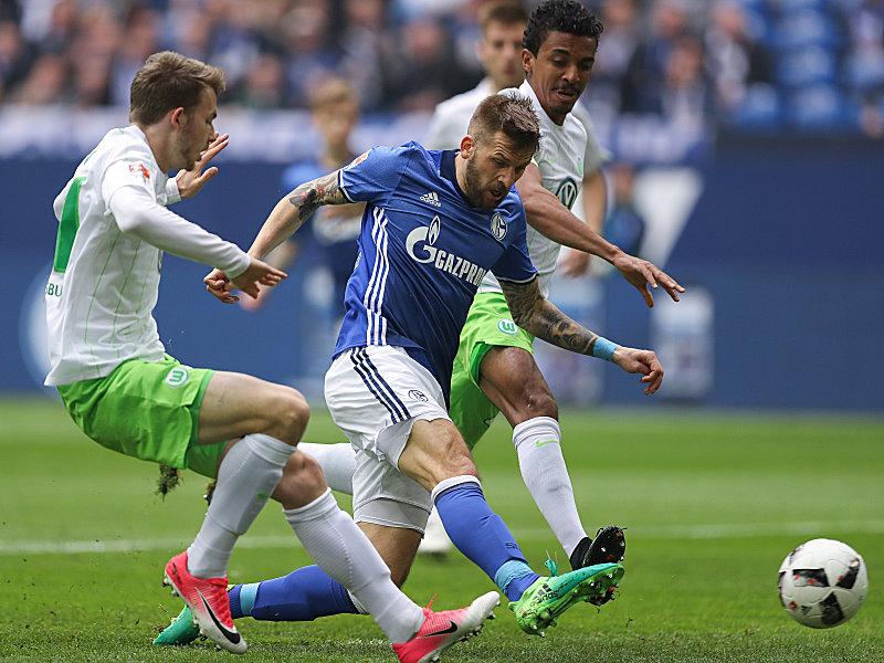 Guido Burgstaller (Mi.) erzielt fr&#252;h im Spiel das 1:0 f&#252;r Schalke. 
