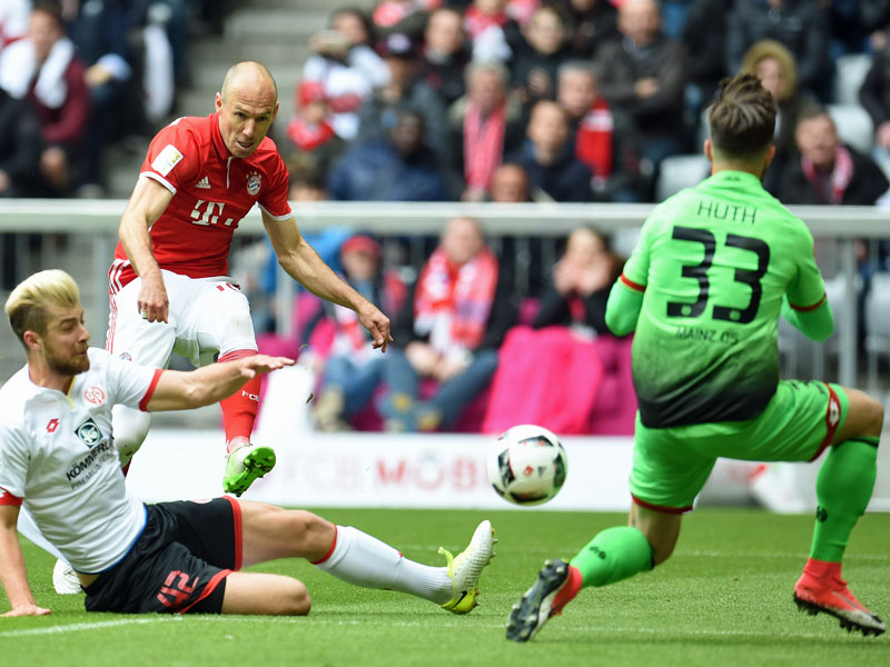 Das zwischenzeitliche 1:1 der Bayern: Arjen Robben zieht ab - und &#252;berlistet Jannik Huth im Mainzer Tor.