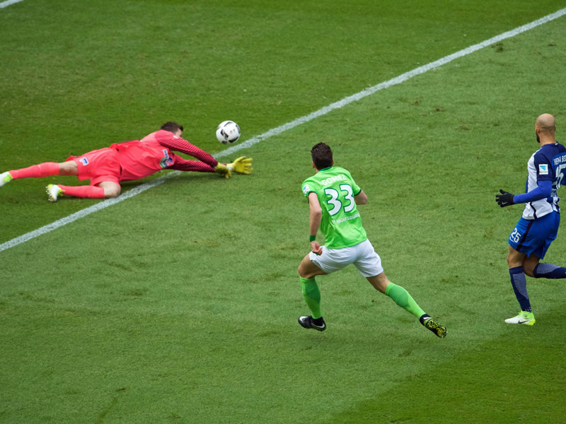 Hertha-Keeper Jarstein pariert klasse gegen Wolfsburgs Goalgetter Gomez.