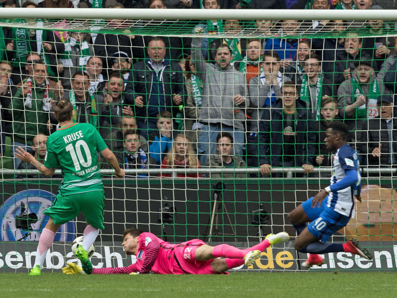 Das 2:0 f&#252;r Werder: Max Kruse schiebt ein, Hertha-Keeper Rune Jarstein ist geschlagen.