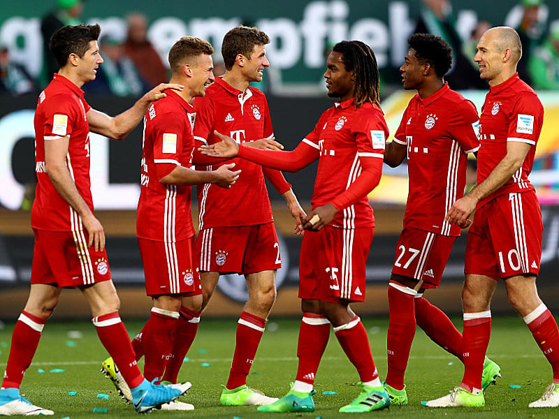 Gute Laune nach sechs Toren: Der FC Bayern M&#252;nchen machte die Meisterschaft mit einer 6:0-Gala in Wolfsburg dingfest.