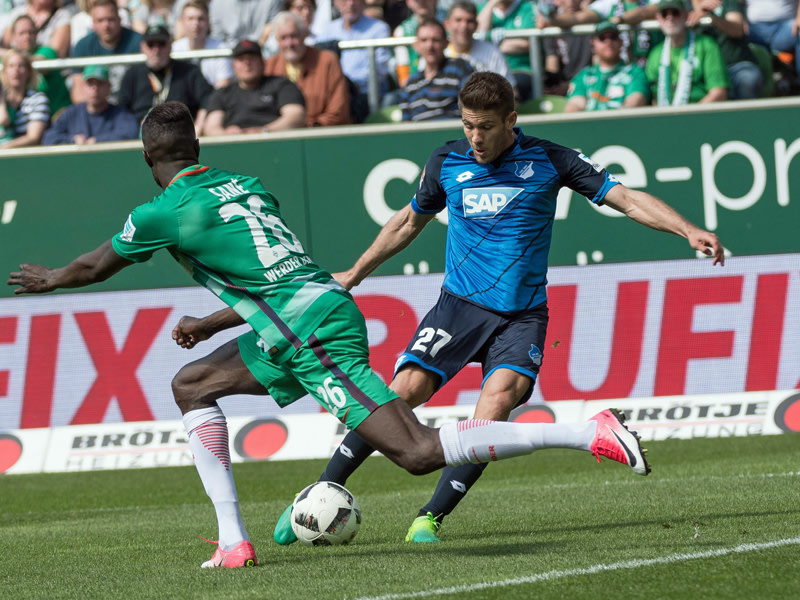 Hoffenheims Andrej Kramaric wird von Lamine San&#233; nicht angegriffen und schiebt zum 2:0 ein. 