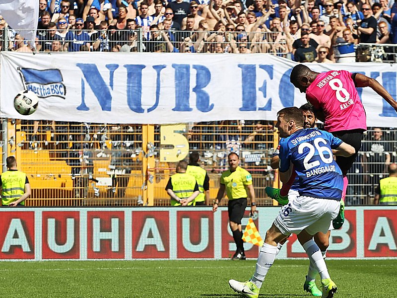 Mit Wucht in die Maschen: Salomon Kalou bringt die Hertha per Kopf in Front.