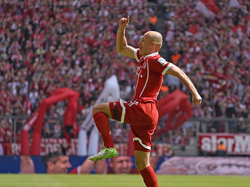 Jubelsprung: Arjen Robben feiert sein fr&#252;hes Tor gegen Freiburg.