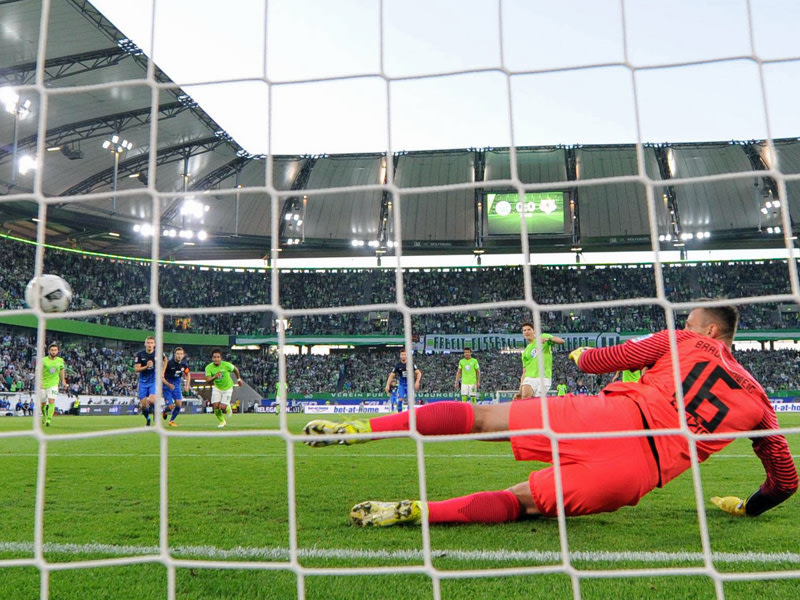 Mario Gomez bringt Wolfsburg gegen Braunschweig mit einem Strafsto&#223; auf die Siegerstra&#223;e.