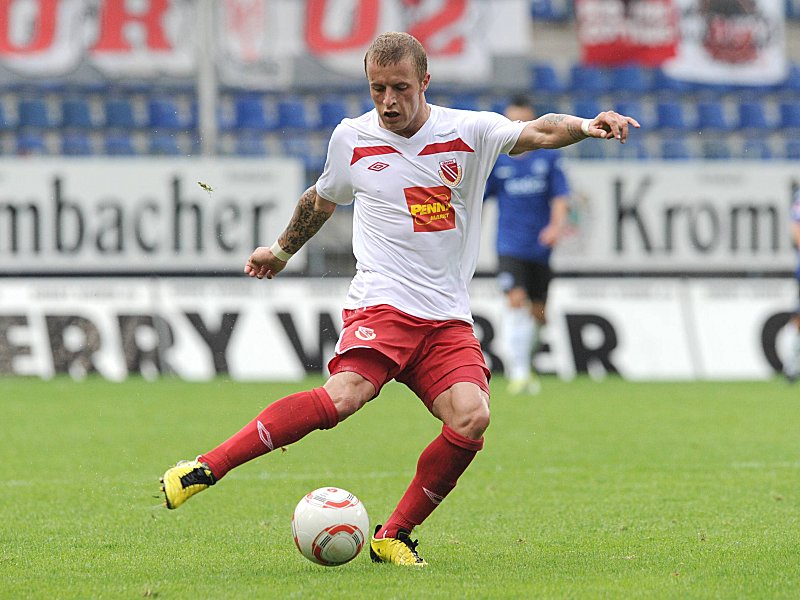 Daniel Adlung von Energie Cottbus muss am Montag gegen den Karlsruher SC passen.