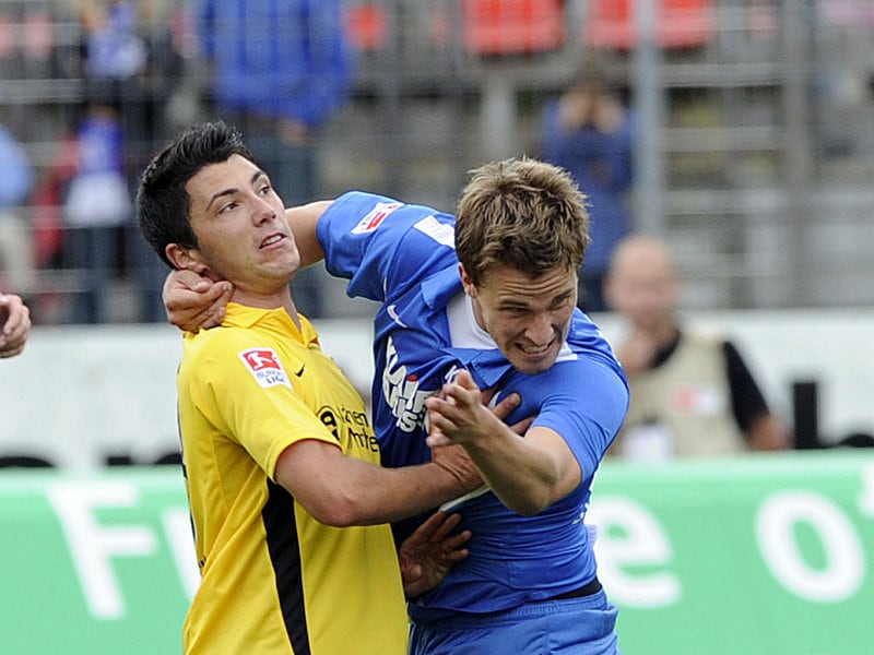 Tango oder Zweiliga-Fu&#223;ball? Sebastian Langkamp gegen Aachens Arslan (li.).