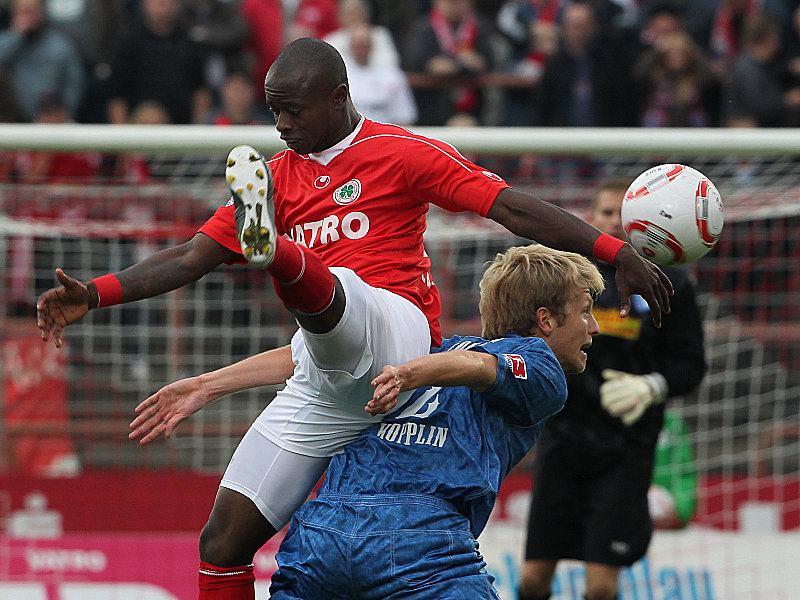 Verpasst nicht nur das Paderborn-Spiel: RWO-Torj&#228;ger Moses Lamidi (l., gegen den Bochumer Bj&#246;rn Kopplin). 