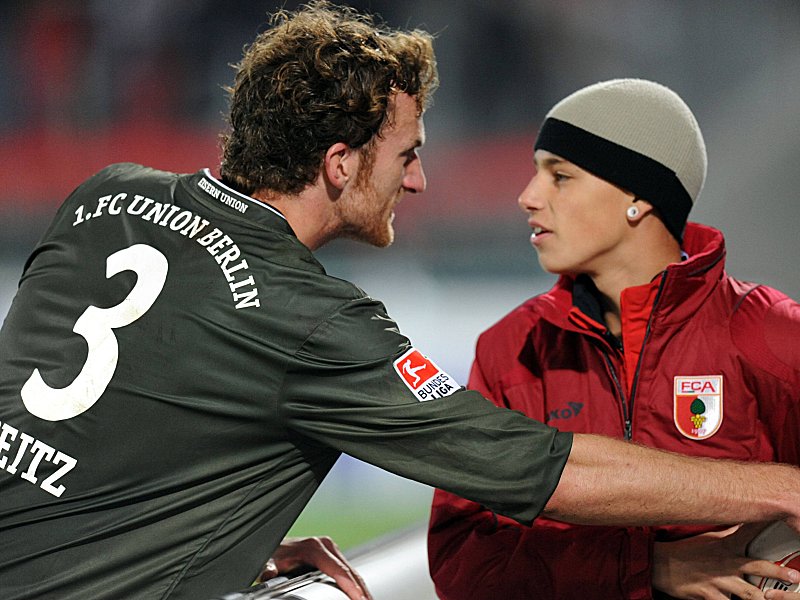Ein Bild aus der Vergangenheit: Dominic Peitz streitet sich mit einem Balljungen des FC Augsburg um den Ball.