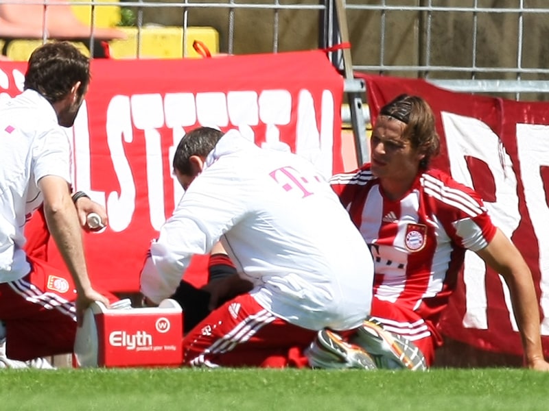 V&#246;llig verkorkstes Drittliga-Gastspiel: Bayern M&#252;nchens Daniel van Buyten verletzte sich gegen Burghausen.
