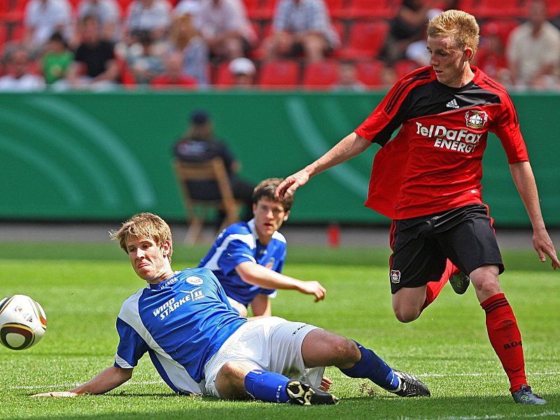 Auf dem Weg in die Lausitz: Leverkusens Tobias Steffen (re., im A-Junioren-Finale von 2010).