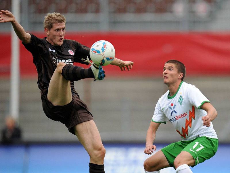 Beim ersten Auftritt im neuen Trikot gleich gegen seinen Ex-Klub: Kevin Schindler (l.) im Duell mit Werder-Neuzugang Aleksandar Ignjovski.