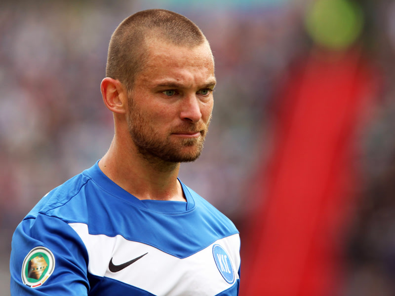 Jetzt d&#252;rfte sich die Miene wieder aufhellen: Karlsruhes Florian Lechner kehrt auf den Platz zur&#252;ck. 