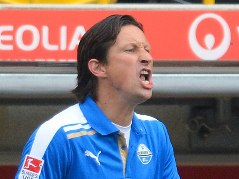 Paderborns Coach Roger Schmidt strebt mit seinem Team den ersten Heimsieg an. 