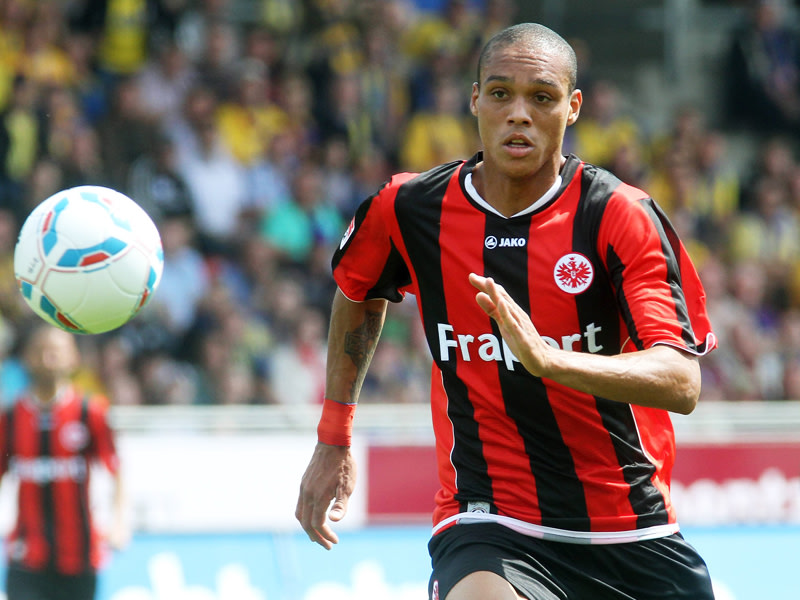 Ball und Gegner meist fest im Blick: Eintrachts Bamba Anderson hat bisher alle acht Spiele absolviert.  