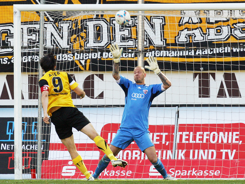 Flaute beendet: Aachens Auer scheitert hier an der Latte, traf aber zum 2:0 gegen Ingolstadts Keeper Kirschstein.