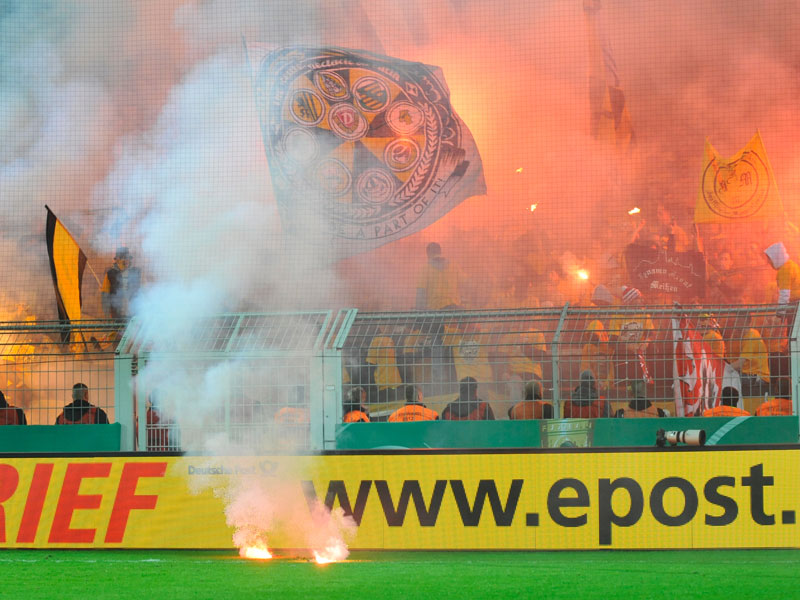 Dynamo-Hooligans sorgten in Dortmund f&#252;r mehrfache Unterbrechungen des Spiels.