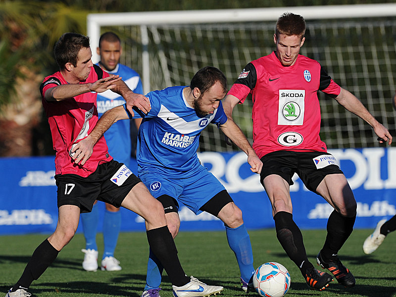 Karlsruhes Kapit&#228;n Iashvili (Mi.) setzt sich gegen zwei Boleslav-Spieler durch.