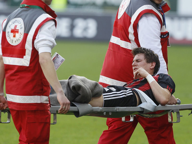 Schmerzhaftes Saisonende: Andreas Buchner wird beim Spiel gegen Paderborn hinausgetragen.