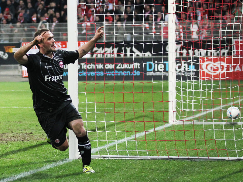 Jubel nach Flugkopfball: Erwin Hoffer erzielte Eintracht Frankfurts 2:0.