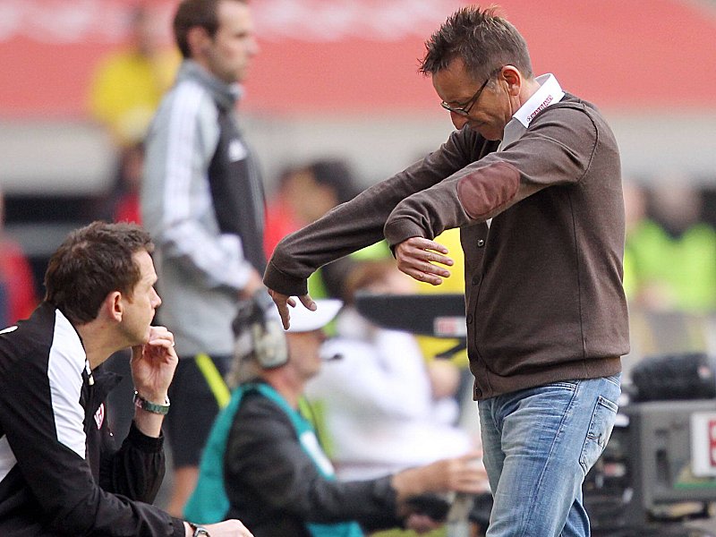 Entt&#228;uschung pur: Fortunen-Coach Norbert Meier beim Spiel gegen Braunschweig.