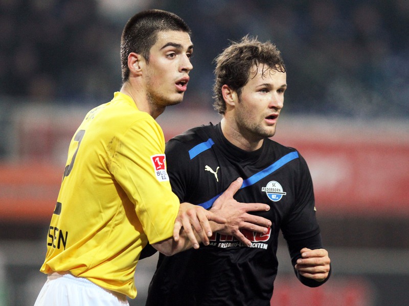 Soll in Dresden bleiben: Dynamo-Innenverteidiger Vujadin Savic, hier links gegen Paderborns Proschwitz. 