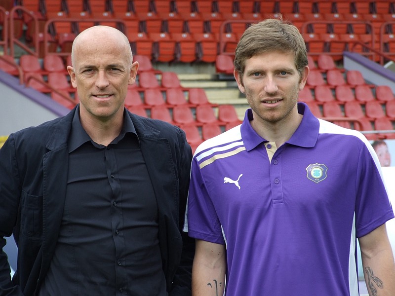 Aues erster Neuzugang: Ronald Gercaliu (re.) bei der Pr&#228;sentation neben seinem neuen Coach Karsten Baumann. 