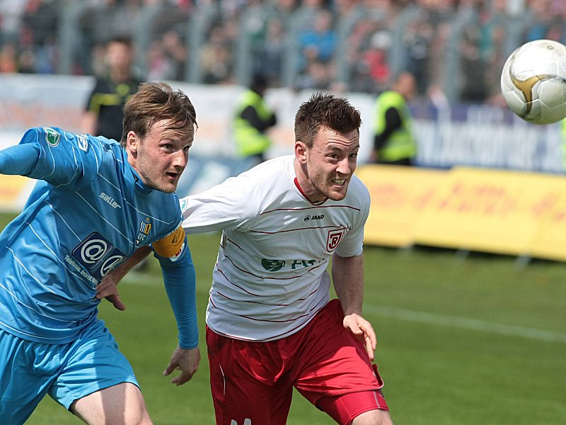Dritter VfR-Zugang: Michael Klau&#223; (re.) im Duell mit Carsten Str&#228;&#223;er vom Chemnitzer FC.
