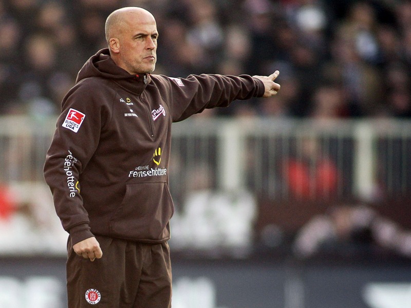 Personalsorgen: St.-Pauli-Trainer Michael Frontzeck muss vor dem Spiel gegen die L&#246;wen umbauen.