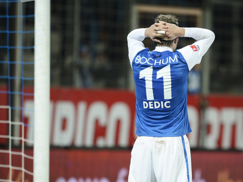 Der VfL braucht ein Erfolgserlebnis: Bochums Angreifer Zlatko Dedic fasst sich nach vergebener Chance an den Kopf. 