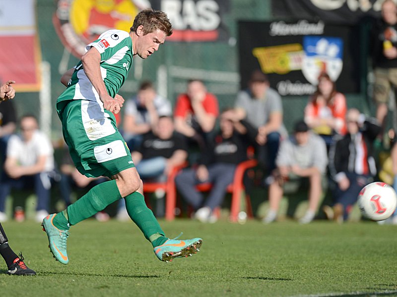 Geschafft: Simon Terodde erzielt das 1:0.