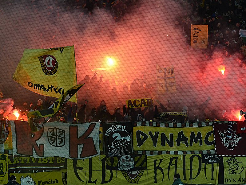 Pyro-Einsatz: Dynamo-Fans beim Ausw&#228;rtsspiel in Kaiserslautern.