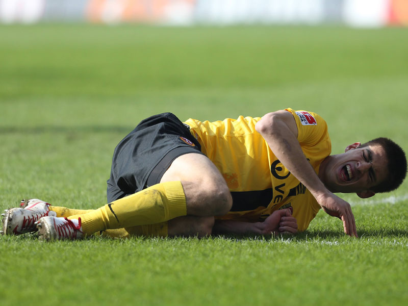 Am Boden: Dynamo-Innenverteidiger Vujadin Savic verletzte sich gegen Hertha schwer am Sprunggelenk.
