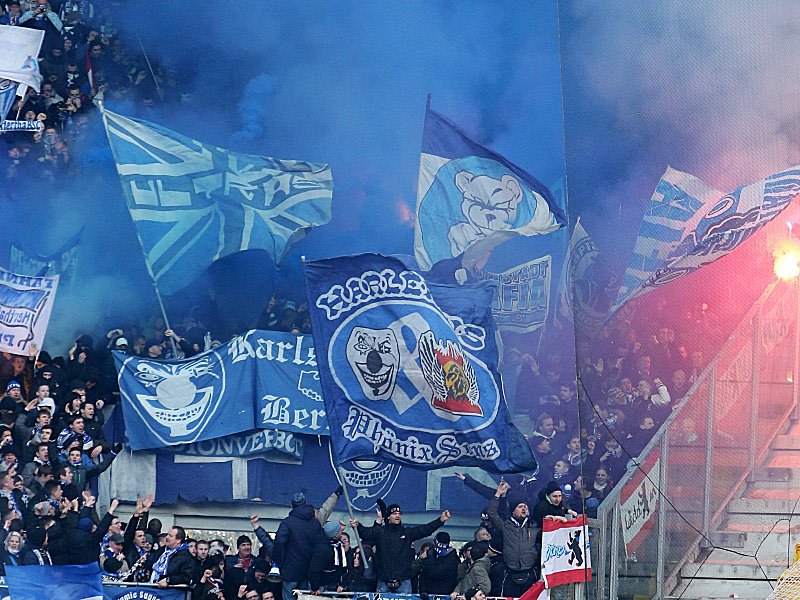 Blauer Rauch steigt aus dem Hertha-Fanblock auf.