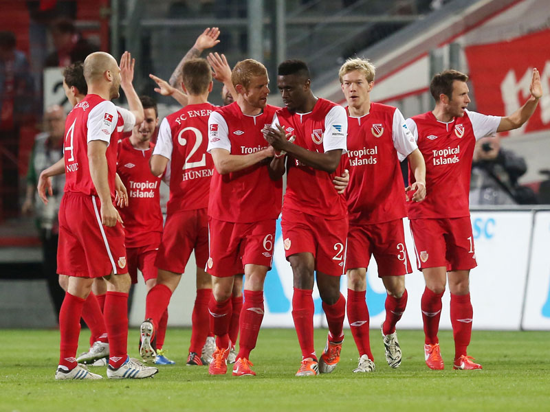 Jubel mit Doppel-Torsch&#252;tze Sanogo: Cottbus feierte ein 3:1 gegen Kaiserslautern.