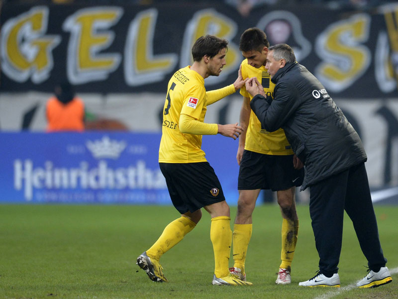 Dresdens Trainer Peter Pacult (r.) muss improvisieren: Mit Romain Bregerie (l.) und Vujadin Savic f&#228;llt das Abwehrzentrum aus.