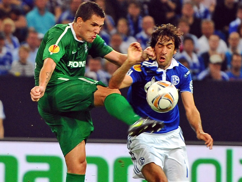 Tritt wohl bald f&#252;r Cottbus gegen den Ball: Jurica Buljat, hier f&#252;r Haifa im September 2011 im Duell mit Schalkes Raul. 