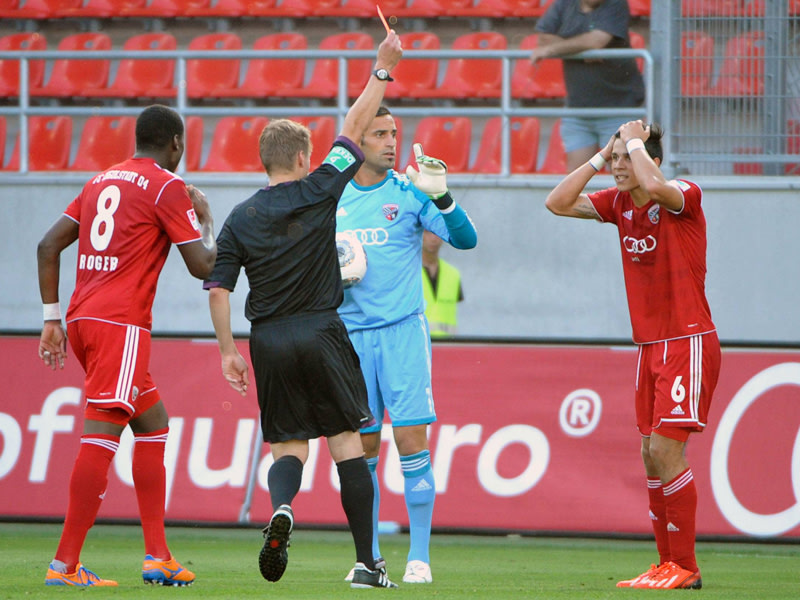 Schiedsrichter Patrick Ittrich (2.v.l.) zeigt Ingolstadts Alfredo Morales (re.) die Rote Karte.