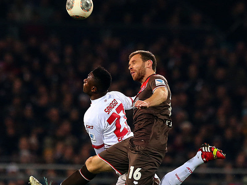 Voller Einsatz: Energies Boubacar Sanogo gegen St. Paulis Markus Thorandt. 