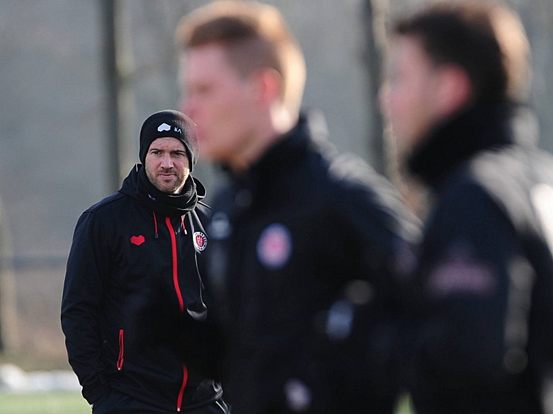 Hat im Training genau hingeschaut: St. Paulis Coach Roland Vrabec.