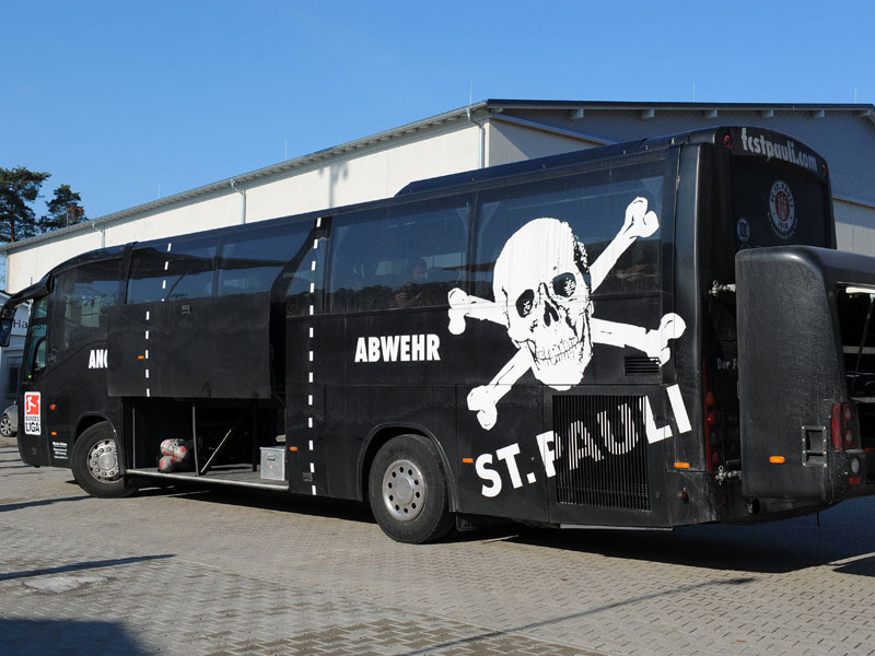 &#220;berstand die Ausw&#228;rtsfahrt nach Dresden nicht unbeschadet: der Mannschaftsbus des FC St. Pauli.