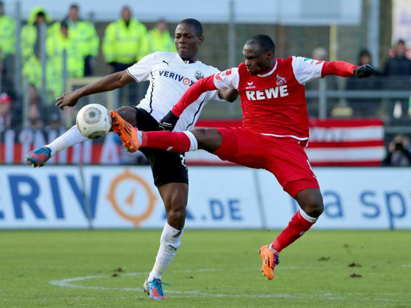 Bleibt mindestens bis 2015 in Sandhausen: SVS-Verteidiger Seyi Olajengbesi (li.) hat seinen Vertrag verl&#228;ngert.