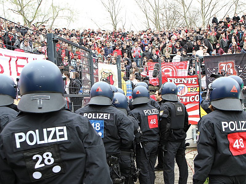 Tumulte im Fanblock: Die Polizei in Frankfurt musste eingreifen.
