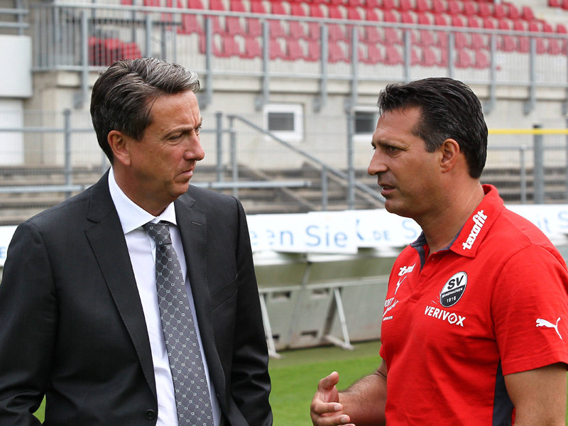 Rückendeckung: Sandhausens Präsident Jürgen Machmeier (l.) stützt Trainer Alois Schwartz (r.).