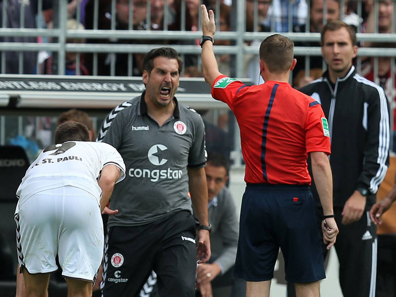 Aufgebracht: St. Paulis Trainer Thomas Meggle im Disput mit Referee Robert Kampka.