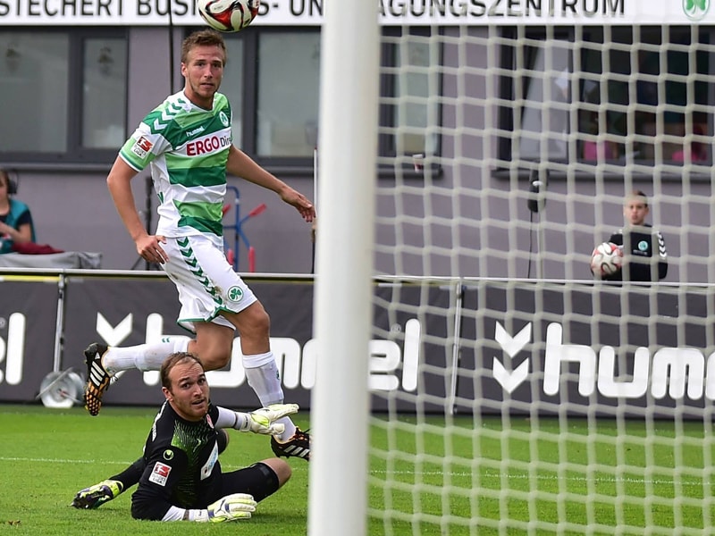 Traumtor: F&#252;rths Marco Stiepermann trifft per Heber zum zwischenzeitlichen 1:1 gegen Kaiserslautern.